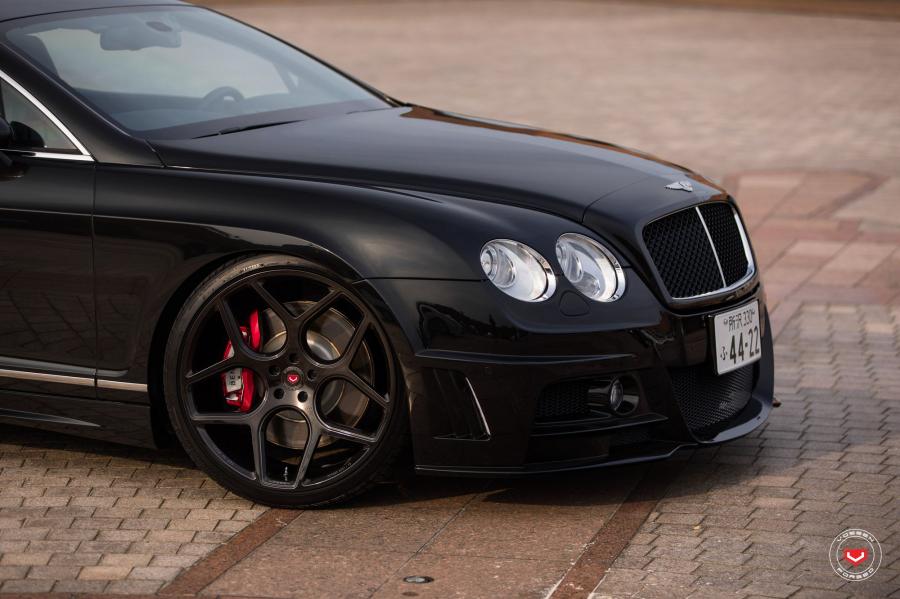Детали экстерьера Bentley Continental GT on Vossen Wheels (CG-205) 2019 года  (фото 12 из 36)